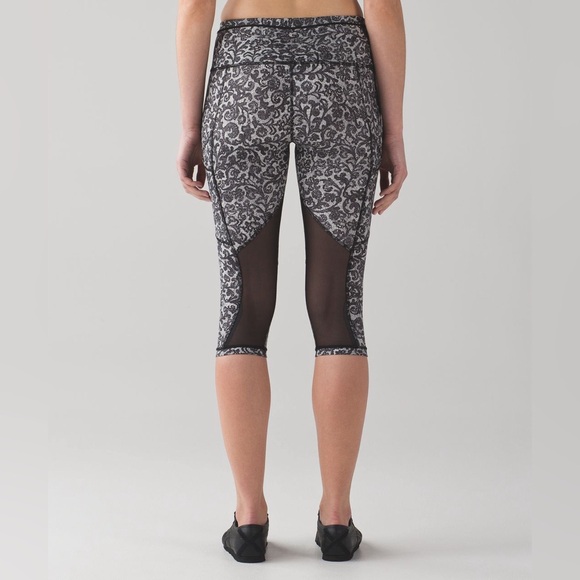 Lululemon✨Outrun 17" Crop Pockets Reflective Mesh✨Mini Cinder Lace White Black✨4 - Picture 5 of 16